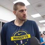 Nikola Jokić zamišljen na parketu