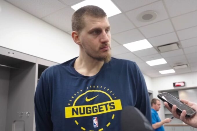 Nikola Jokić zamišljen na parketu